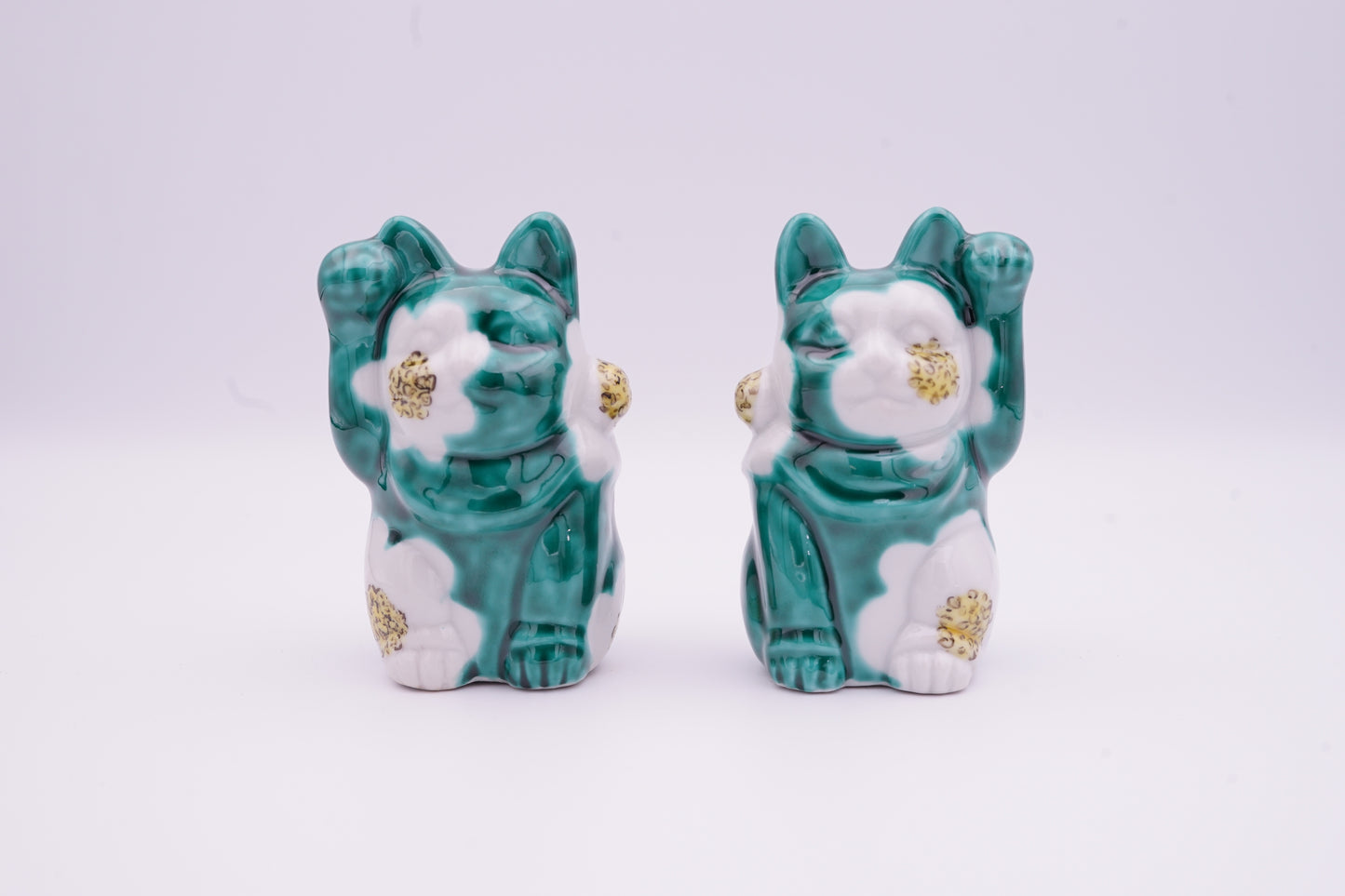 【侘月別注】九谷焼 招き猫 "乾山椿文(右手)" | Kutani Ware Maneki-Neko "Kenzan Camellia(right hand)"