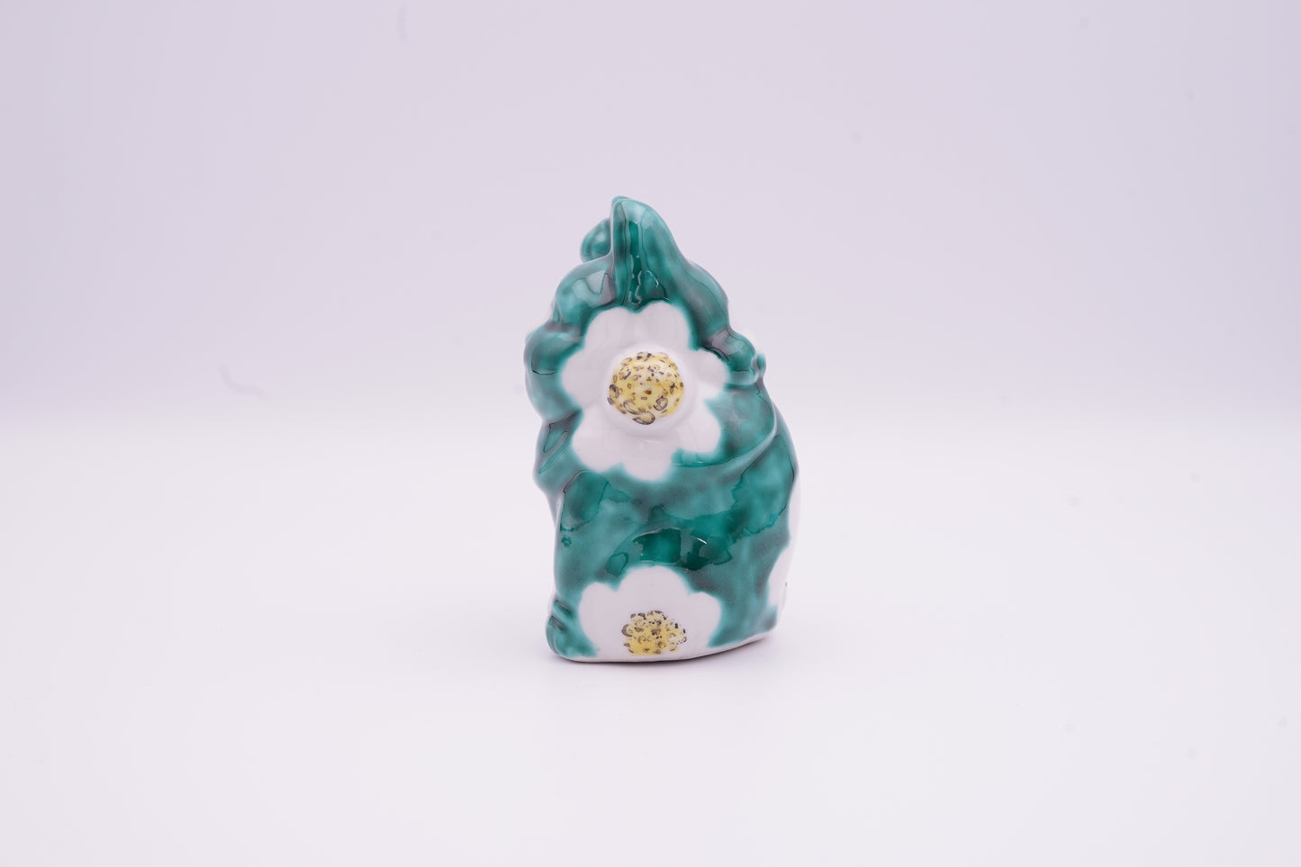 【侘月別注】九谷焼 招き猫 "乾山椿文(右手)" | Kutani Ware Maneki-Neko "Kenzan Camellia(right hand)"