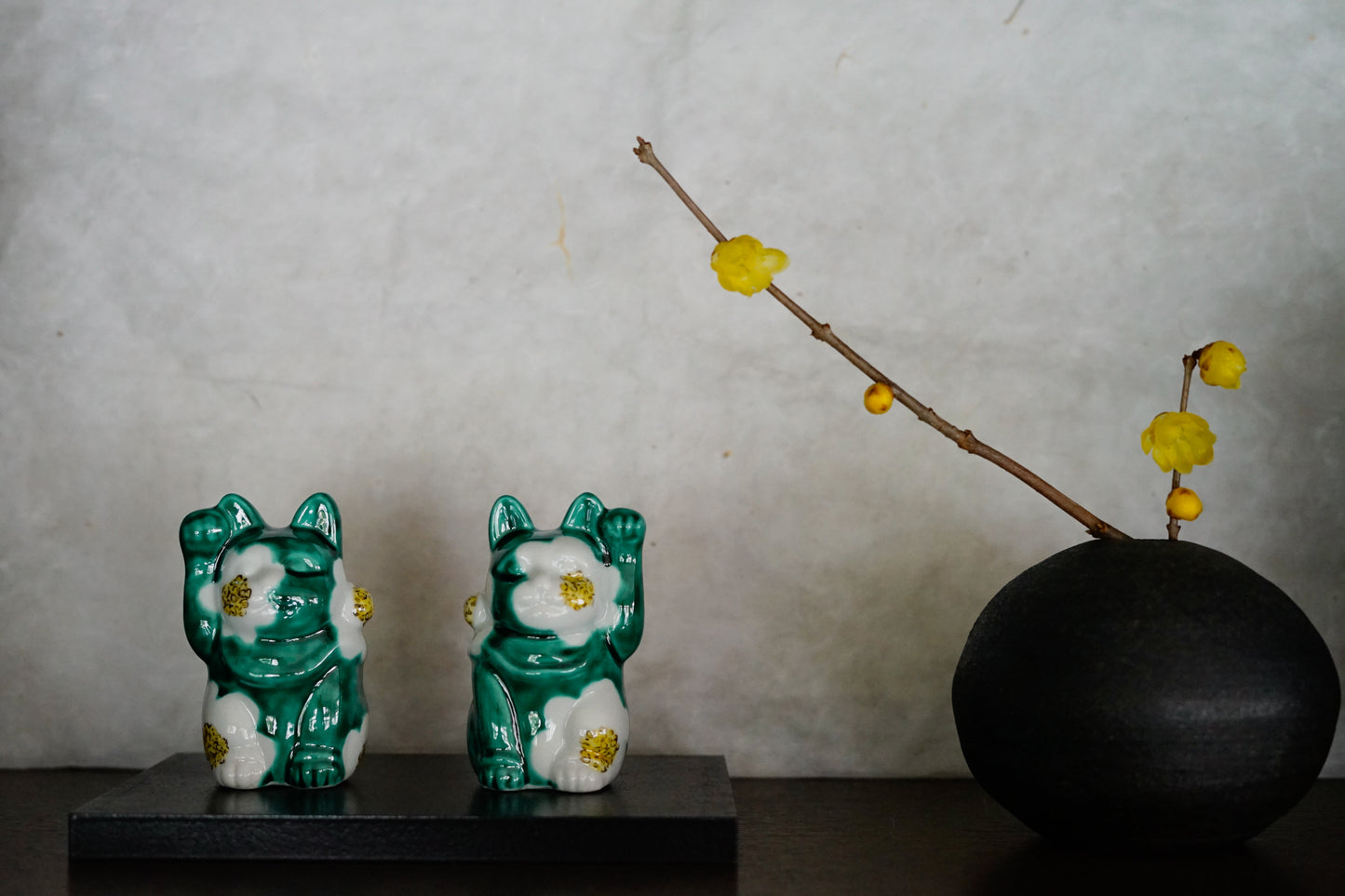 【侘月別注】九谷焼　招き猫　"乾山椿文（右手）" | Kutani Ware Maneki-Neko "Kenzan Camellia（right hand)"