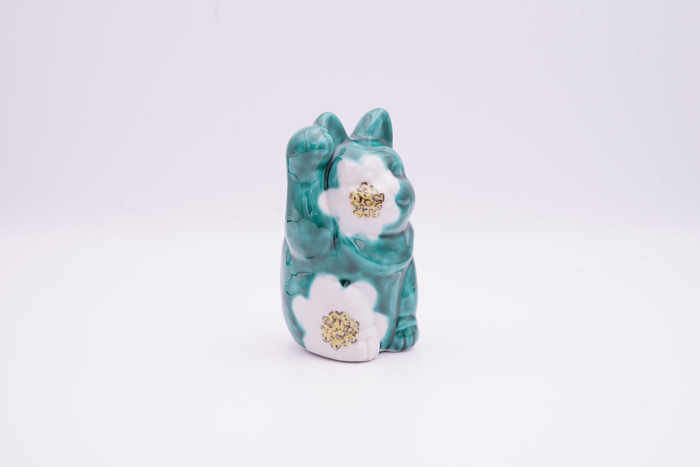 【侘月別注】九谷焼　招き猫　"乾山椿文（右手）" | Kutani Ware Maneki-Neko "Kenzan Camellia（right hand)"