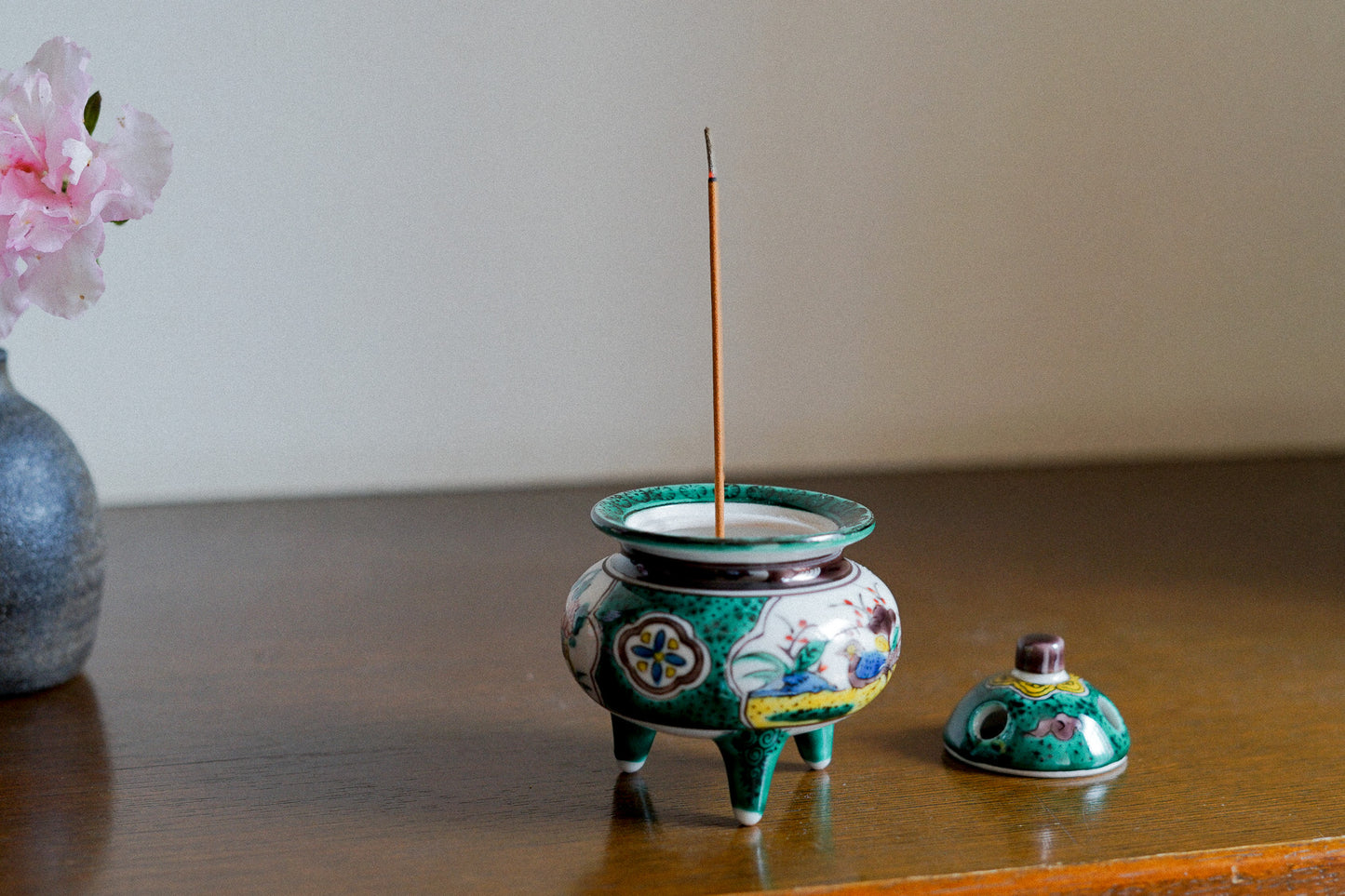 九谷焼　豆香炉　古九谷花鳥（木箱付き) | Kutani Ware Small Incense Burner "Kokutani Kacho style " (with a wooden box)