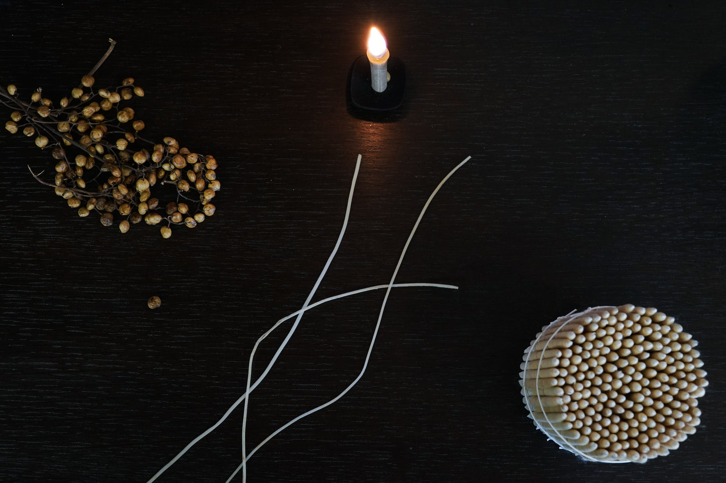 和ろうそく　うるしろうそく　燭台セット（４本＋こま燭台付き） | "Urushi Rosoku" Japanese Urushi Candle ( 4pieces with Nambutetsu candlestick)