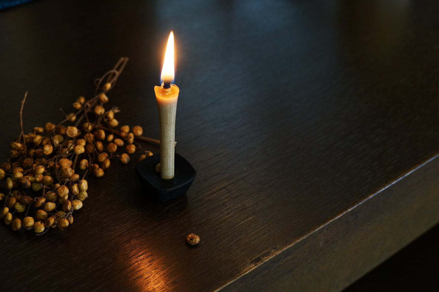 和ろうそく　うるしろうそく　燭台セット（４本＋こま燭台付き） | "Urushi Rosoku" Japanese Urushi Candle ( 4pieces with Nambutetsu candlestick)