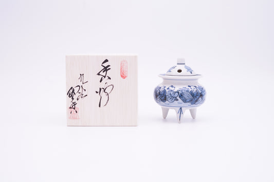九谷焼　豆香炉　染付唐子（木箱付き) | Kutani Ware Small Incense Burner "Sometsuke Boys dressed in ancient Chinese clothes" (with a wooden box)