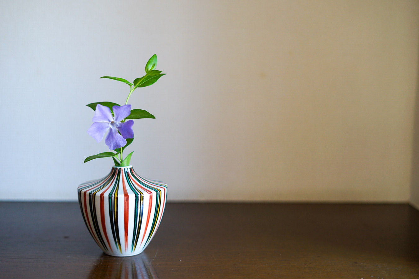 九谷焼　一輪挿し "三彩"（木箱付き）｜ Kutaniware Bud Vase "Sansai" (with a wooden box)